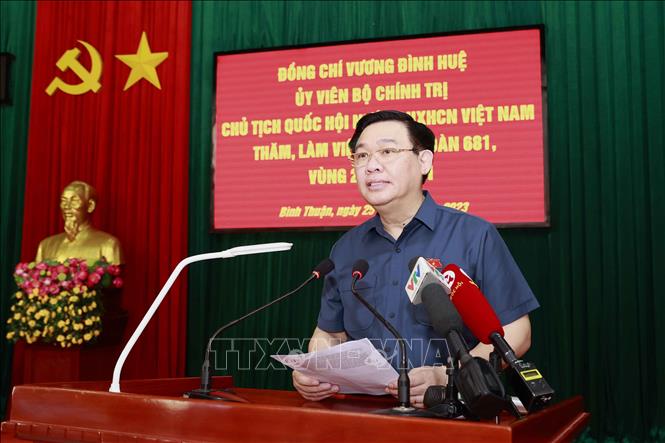 Chủ tịch Quốc hội Vương Đình Huệ thăm, làm việc với Lữ đoàn 681, Vùng 2 Hải quân
