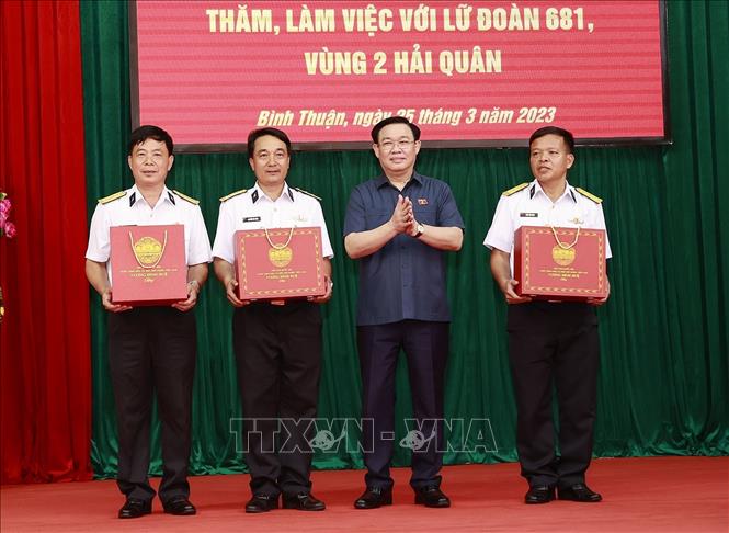 Chủ tịch Quốc hội Vương Đình Huệ thăm, làm việc với Lữ đoàn 681, Vùng 2 Hải quân