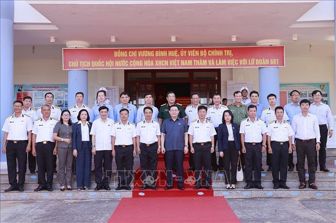 Chủ tịch Quốc hội Vương Đình Huệ thăm, làm việc với Lữ đoàn 681, Vùng 2 Hải quân