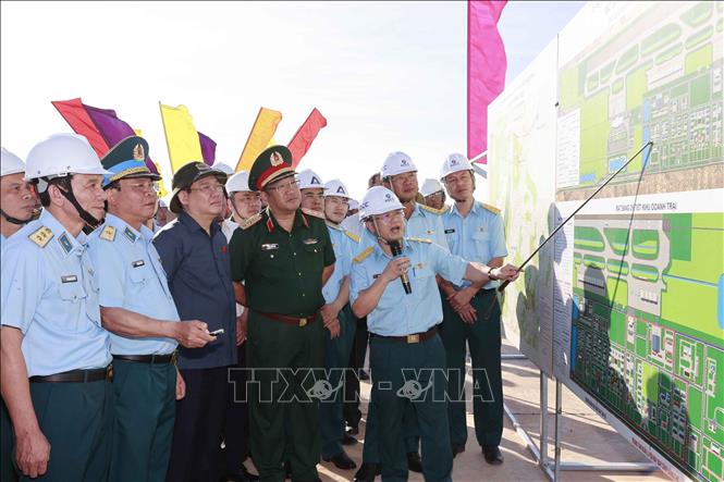 Chủ tịch Quốc hội Vương Đình Huệ thăm, làm việc với Lữ đoàn 681, Vùng 2 Hải quân