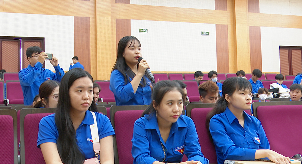 Lãnh đạo huyện Châu Phú đối thoại với đoàn viên, thanh niên