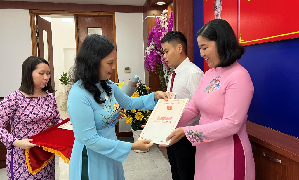 Thành ủy, UBND TP. Long Xuyên trao quyết định cán bộ năm 2023