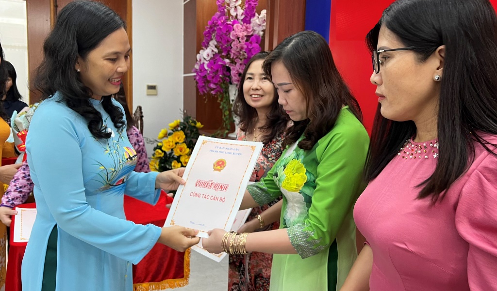Thành ủy, UBND TP. Long Xuyên trao quyết định cán bộ năm 2023