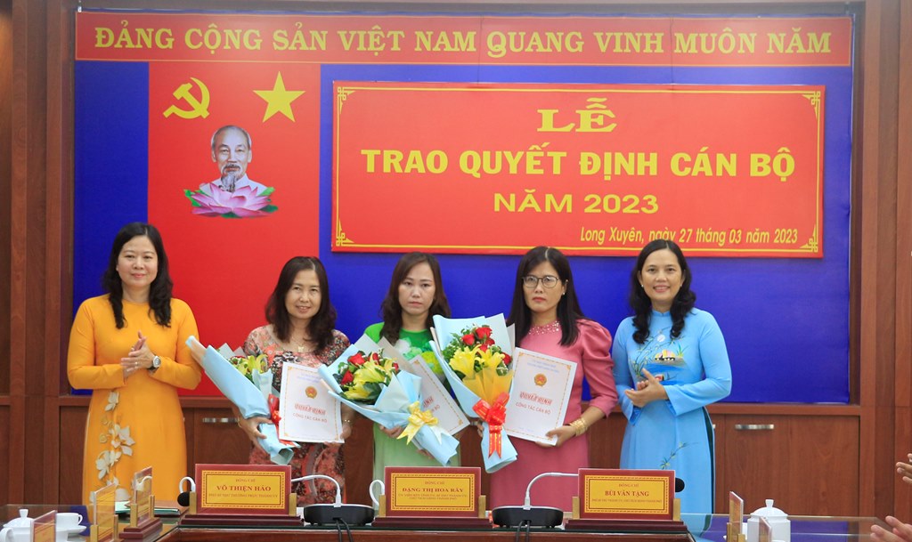 Thành ủy, UBND TP. Long Xuyên trao quyết định cán bộ năm 2023