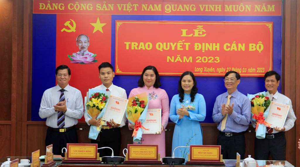 Thành ủy, UBND TP. Long Xuyên trao quyết định cán bộ năm 2023