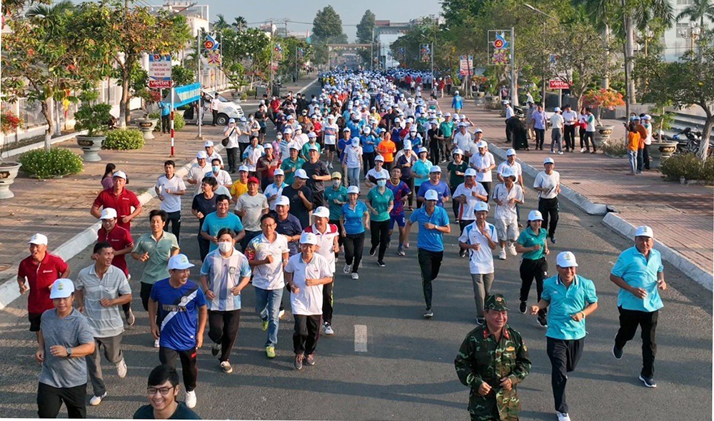 1.400 cán bộ, công chức, viên chức huyện Phú Tân tham gia “Ngày Chạy Olympic vì sức khỏe toàn dân”
