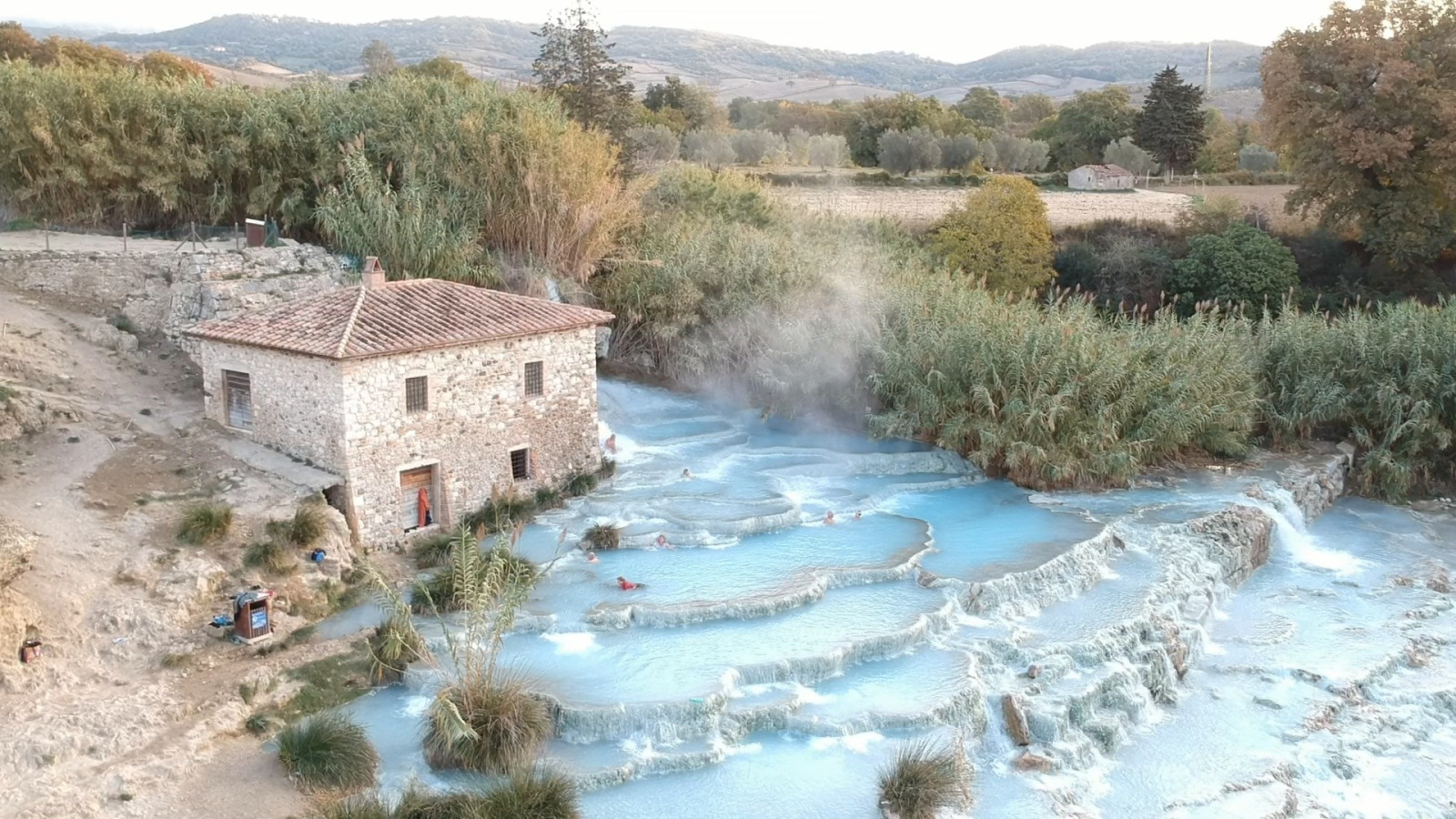 Hồ bơi đá vôi như ruộng bậc thang đẹp nức tiếng vùng Tuscany