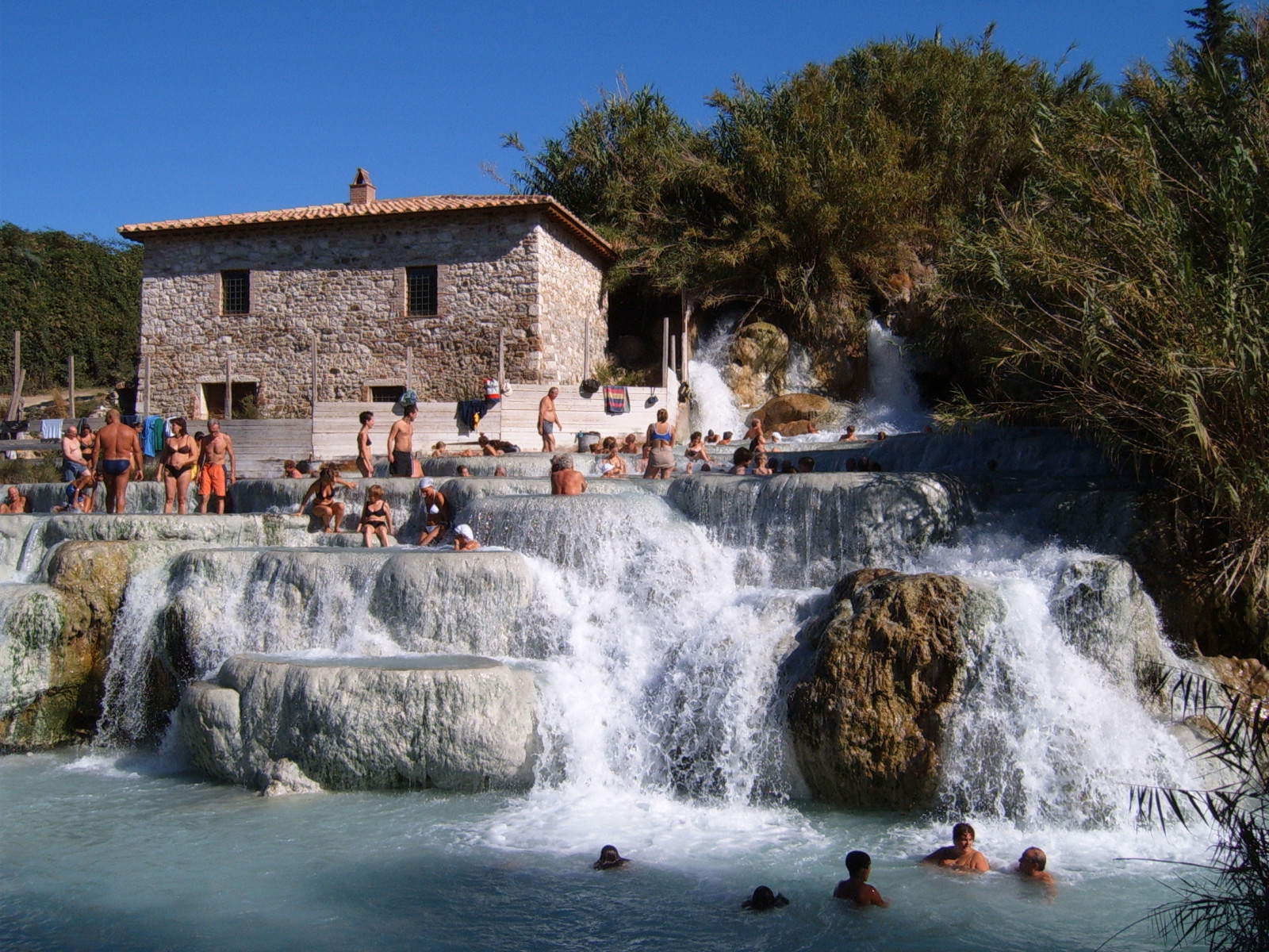 Hồ bơi đá vôi như ruộng bậc thang đẹp nức tiếng vùng Tuscany