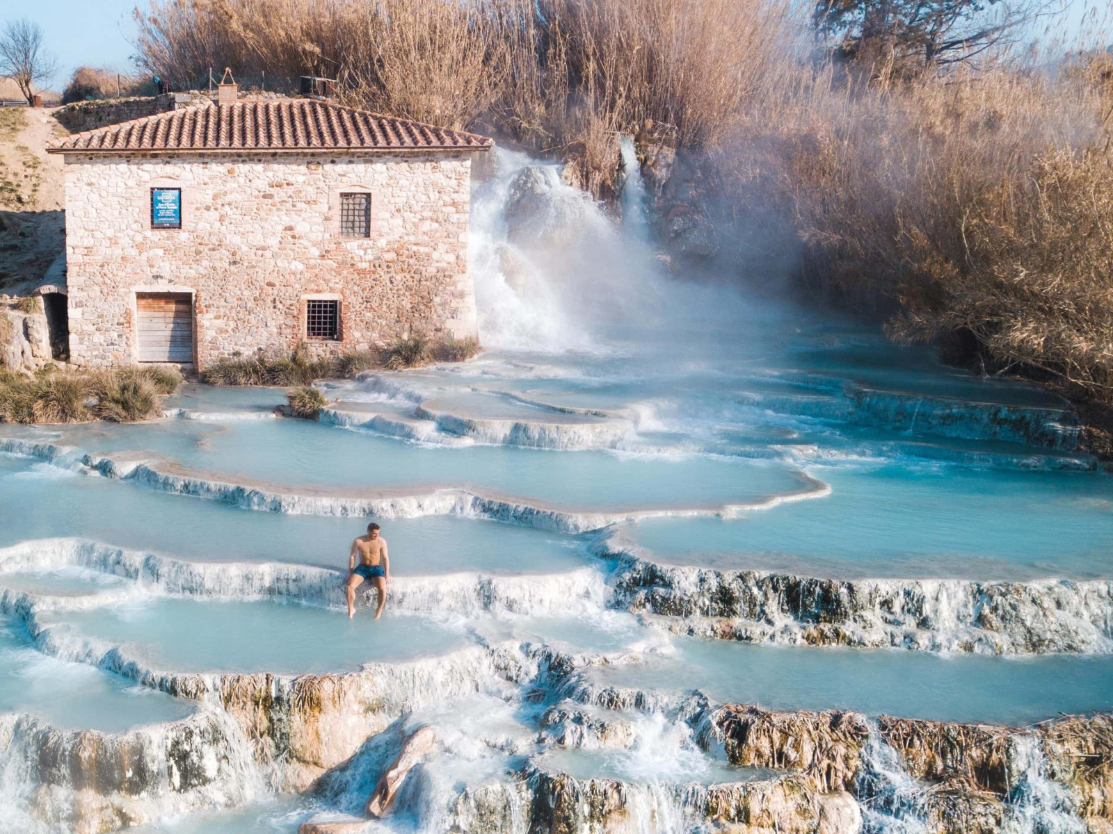 Hồ bơi đá vôi như ruộng bậc thang đẹp nức tiếng vùng Tuscany