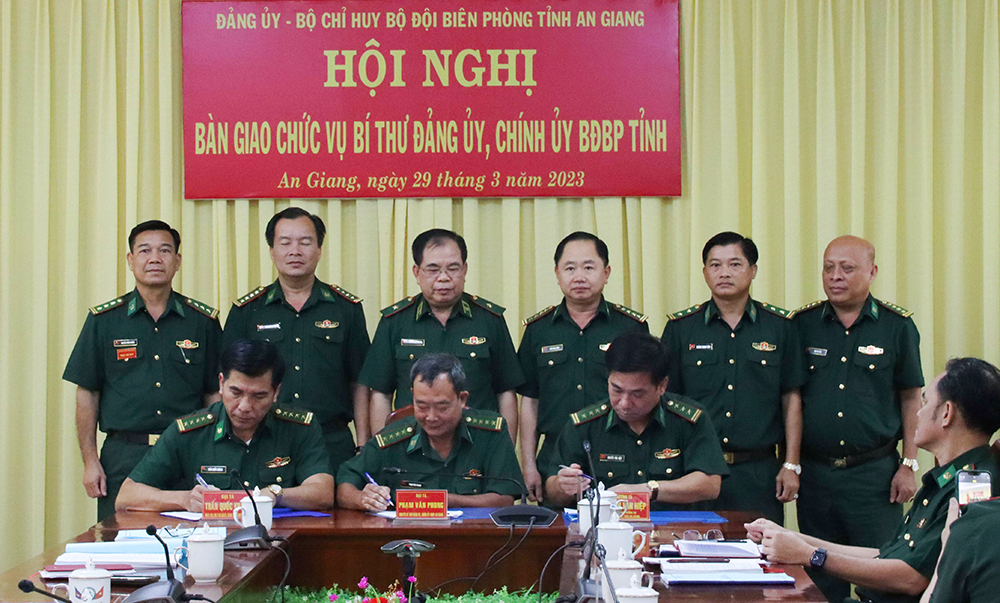 Bàn giao chức vụ Bí thư Đảng ủy, Chính ủy Bộ đội Biên phòng tỉnh An Giang