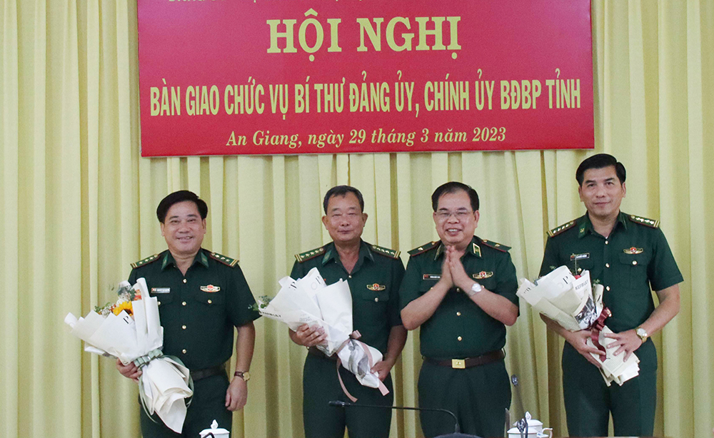 Bàn giao chức vụ Bí thư Đảng ủy, Chính ủy Bộ đội Biên phòng tỉnh An Giang