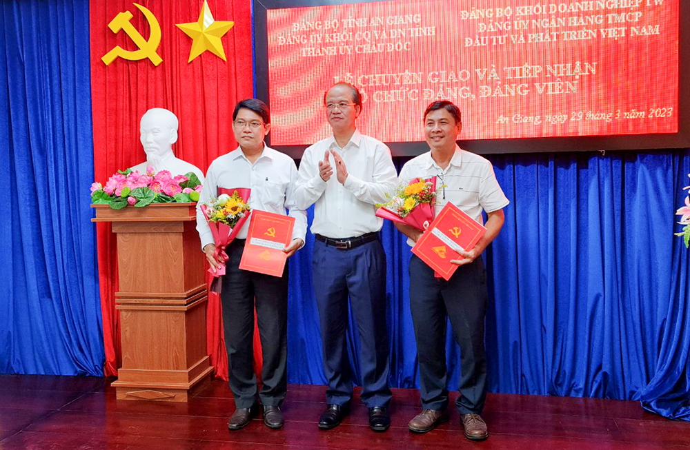 Chuyển giao tổ chức Đảng, Đoàn của BIDV An Giang và chi nhánh Bắc An Giang