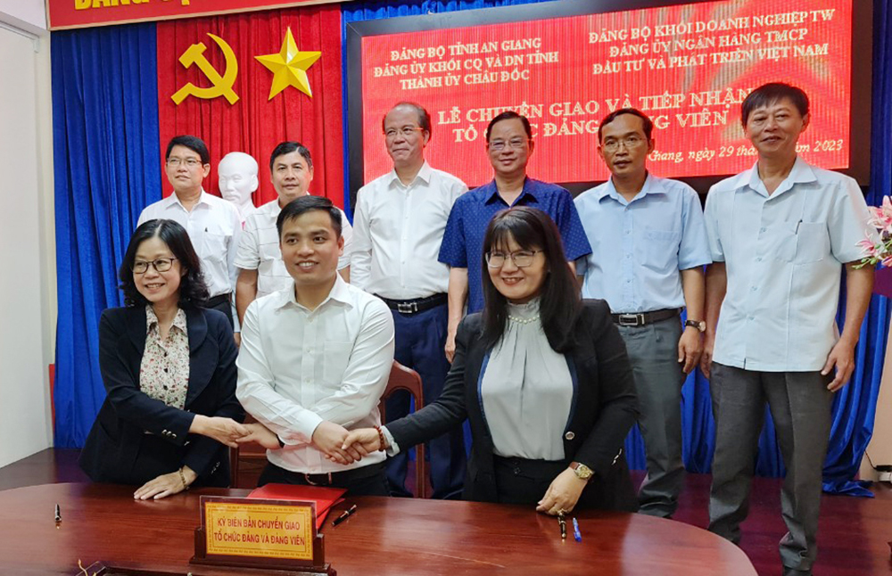 Chuyển giao tổ chức Đảng, Đoàn của BIDV An Giang và chi nhánh Bắc An Giang