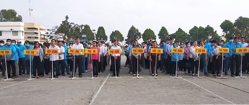 Huyện Phú Tân ra quân vận động người dân tham gia bảo hiểm xã hội tự nguyện, bảo hiểm y tế hộ gia đình