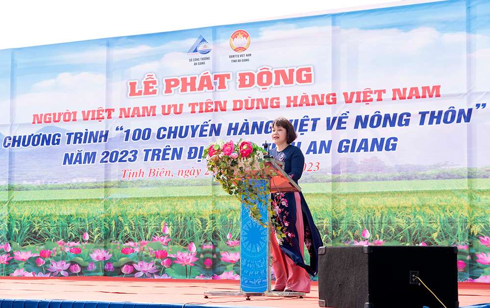 Phát động Cuộc vận động “Người Việt Nam ưu tiên dùng hàng Việt Nam” và Chương trình “100 chuyến hàng Việt về nông thôn”