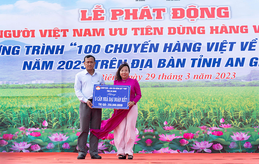 Phát động Cuộc vận động “Người Việt Nam ưu tiên dùng hàng Việt Nam” và Chương trình “100 chuyến hàng Việt về nông thôn”