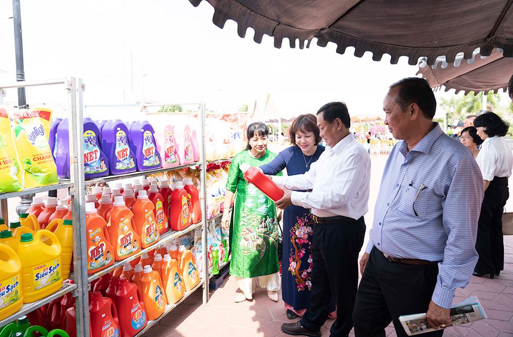 Phát động Cuộc vận động “Người Việt Nam ưu tiên dùng hàng Việt Nam” và Chương trình “100 chuyến hàng Việt về nông thôn”