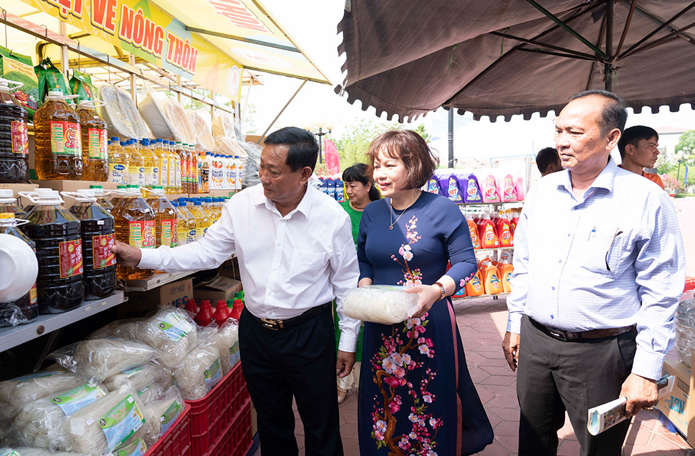 Phát động Cuộc vận động “Người Việt Nam ưu tiên dùng hàng Việt Nam” và Chương trình “100 chuyến hàng Việt về nông thôn”