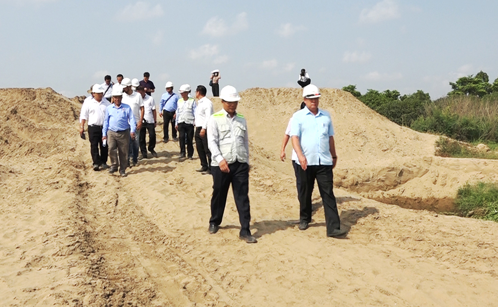 Chủ tịch UBND tỉnh An Giang Nguyễn Thanh Bình kiểm tra công trường, đôn đốc các nhà thầu đẩy nhanh tiến độ thi công dự án tuyến nối Quốc lộ 91 và tuyến tránh TP. Long Xuyên