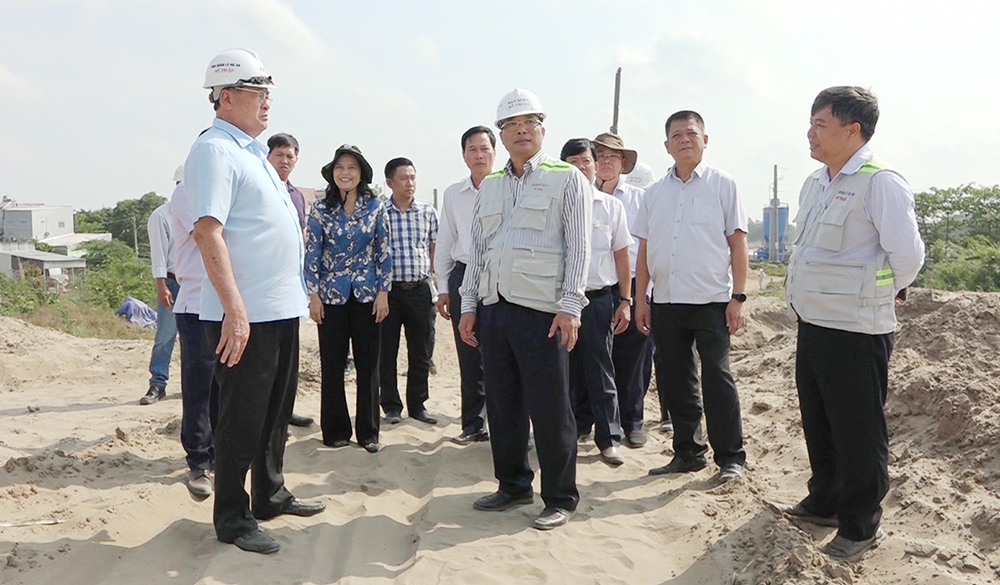 Chủ tịch UBND tỉnh An Giang Nguyễn Thanh Bình kiểm tra công trường, đôn đốc các nhà thầu đẩy nhanh tiến độ thi công dự án tuyến nối Quốc lộ 91 và tuyến tránh TP. Long Xuyên