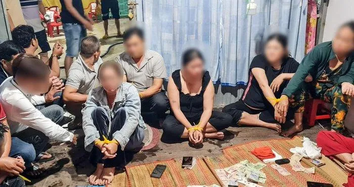 Phá sới bạc trong căn nhà 'quyết tâm xây dựng gia đình văn hóa'