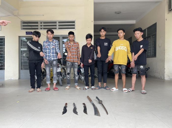 Long An: 7 thanh niên cầm mã tấu xông vào hội chợ đập phá, đòi tiền bảo kê