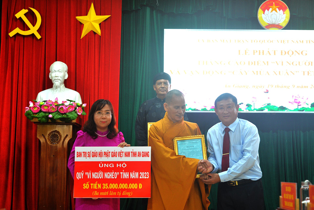 Giữ yên bờ cõi vùng biên giới Tây Nam - Kỳ cuối: Phát huy vai trò người có uy tín trong đồng bào dân tộc, tôn giáo