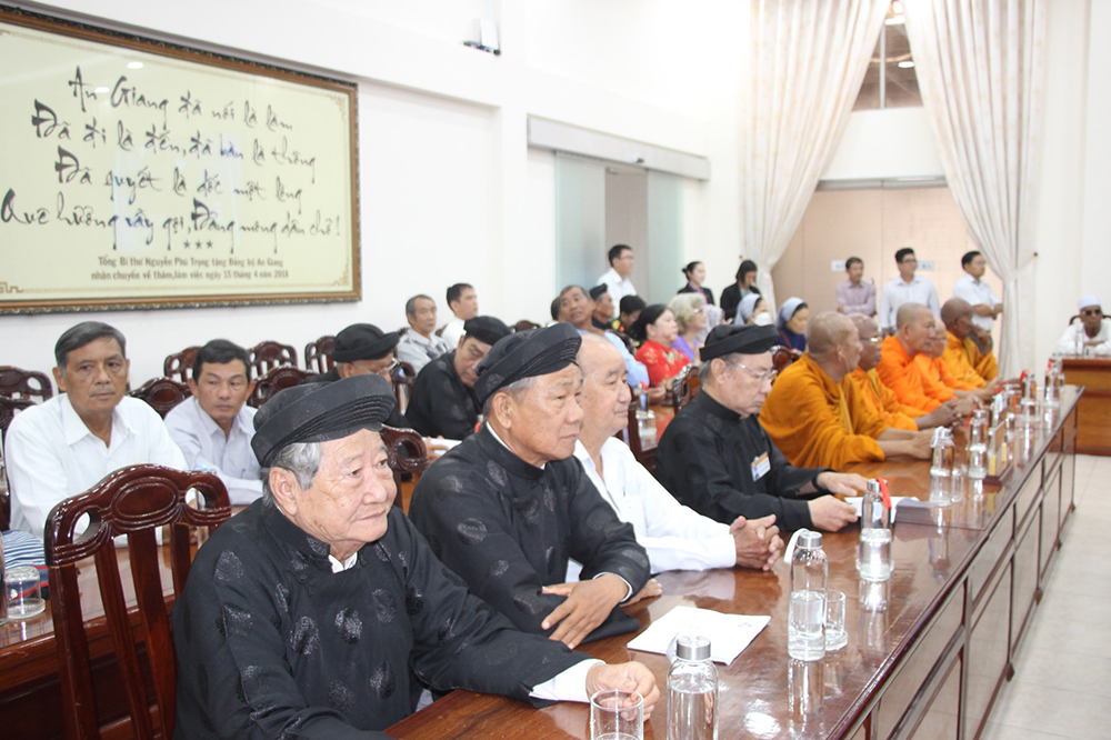 Giữ yên bờ cõi vùng biên giới Tây Nam - Kỳ cuối: Phát huy vai trò người có uy tín trong đồng bào dân tộc, tôn giáo