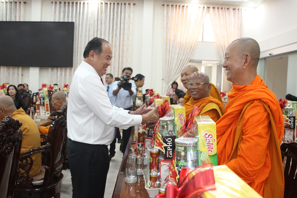 Giữ yên bờ cõi vùng biên giới Tây Nam - Kỳ cuối: Phát huy vai trò người có uy tín trong đồng bào dân tộc, tôn giáo