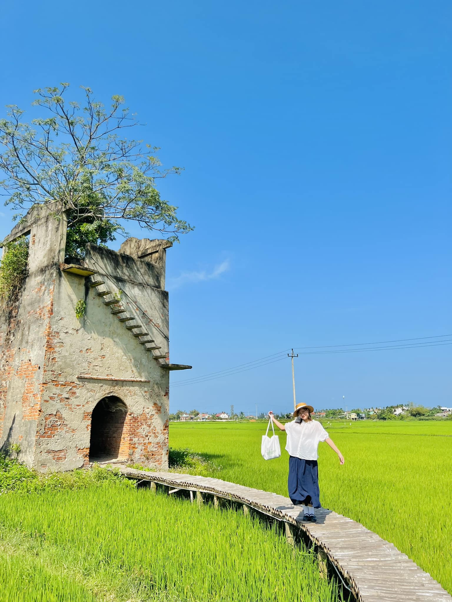Lò gạch cũ thành điểm chụp hình siêu hot, du khách đổ tới check-in ở Quảng Nam