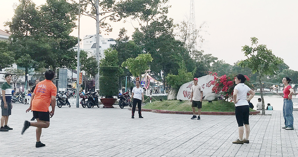 Đá cầu rèn luyện sức khỏe