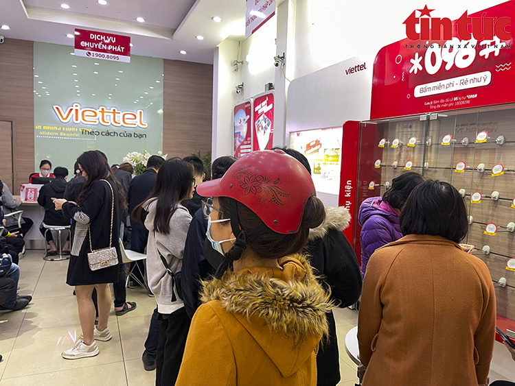 Chen chân trong ngày cuối làm thủ tục chuẩn hóa thông tin thuê bao