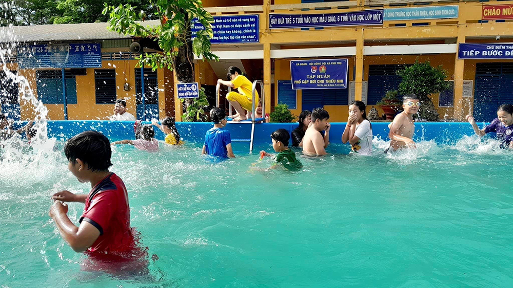 Quan tâm công tác phổ cập bơi cho trẻ em ở huyện Phú Tân