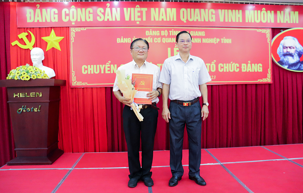 Chuyển giao 3 chi bộ cơ sở và thành lập Đảng bộ Hiệp hội Doanh nghiệp tỉnh An Giang