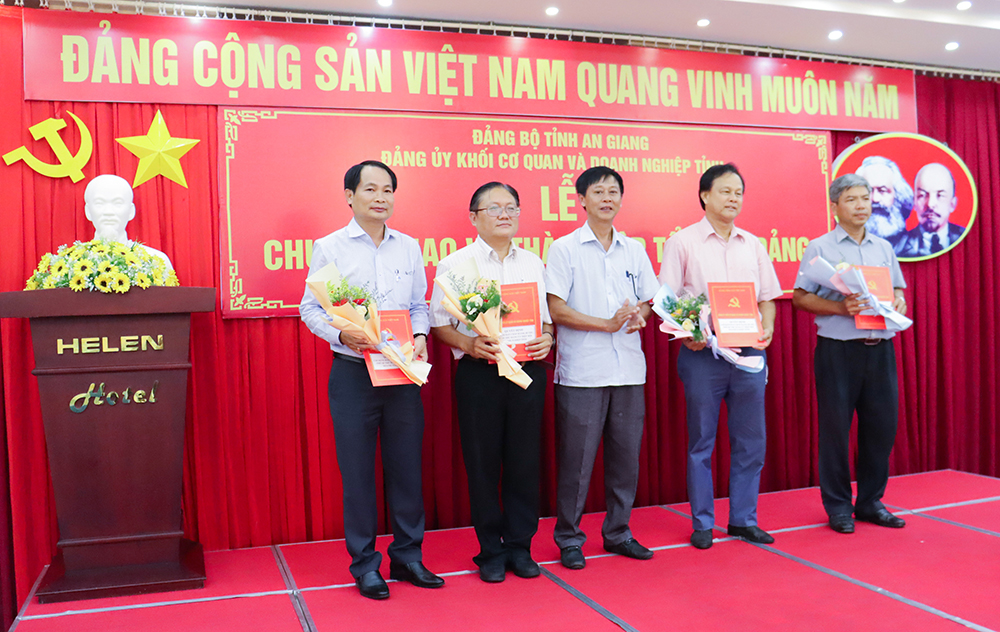 Chuyển giao 3 chi bộ cơ sở và thành lập Đảng bộ Hiệp hội Doanh nghiệp tỉnh An Giang