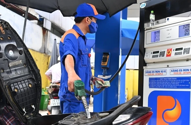 Lùi ngày điều chỉnh giá xăng dầu sang 3/4