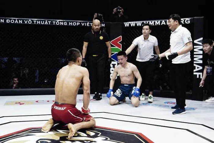 Lý Tiểu Long bị võ sĩ Việt Nam hạ knock-out sau hơn 3 phút