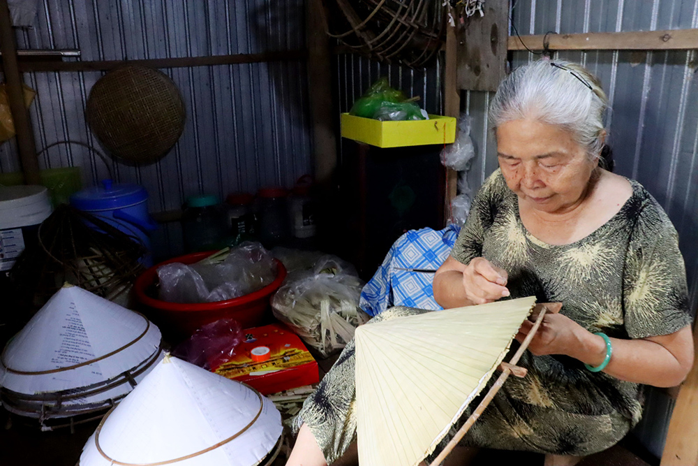 Lưu giữ nghề chằm nón lá Hội An