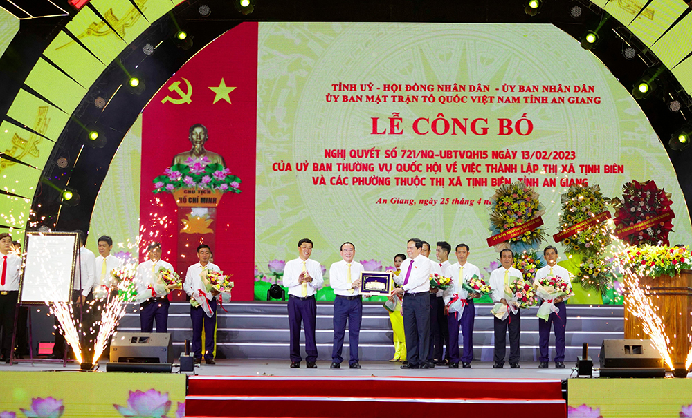 Công bố thành lập TX. Tịnh Biên và các phường trực thuộc