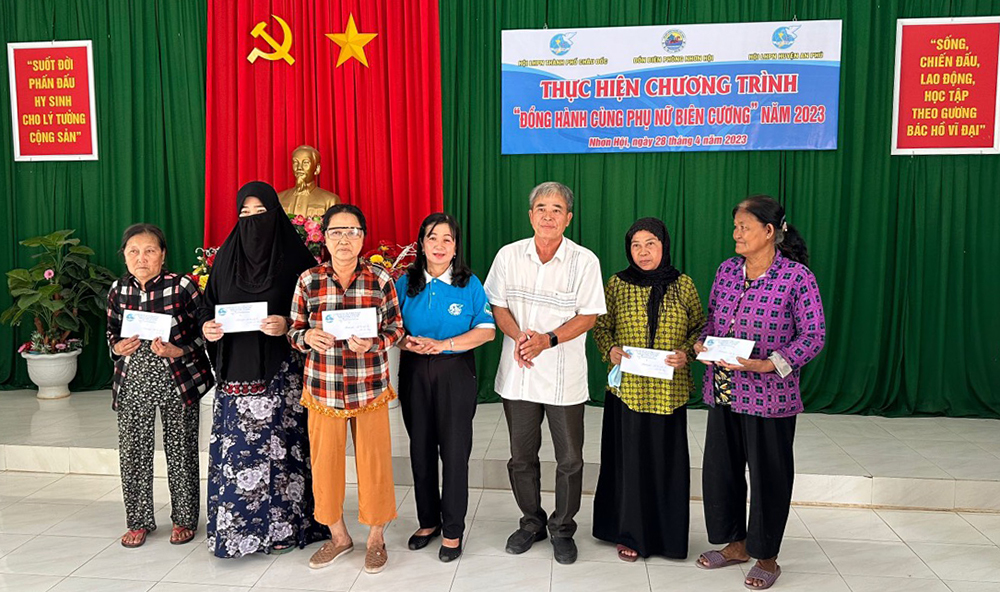 Tặng quà, khám bệnh miễn phí cho 200 người dân ở xã Nhơn Hội