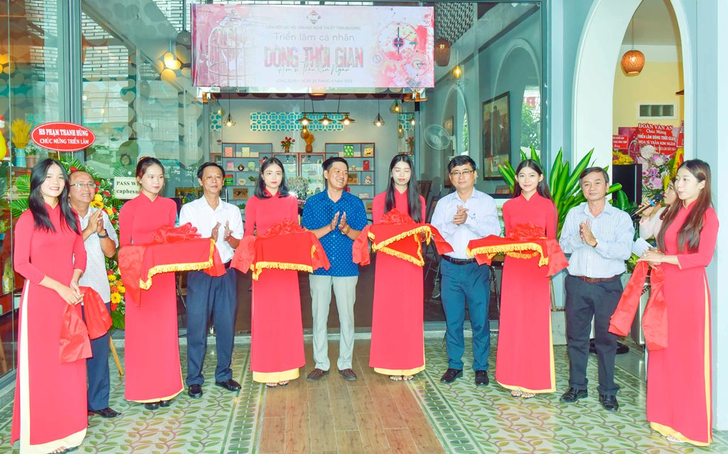 Khai mạc triển lãm tranh chủ đề “Dòng thời gian” của tác giả Trần Kim Ngân