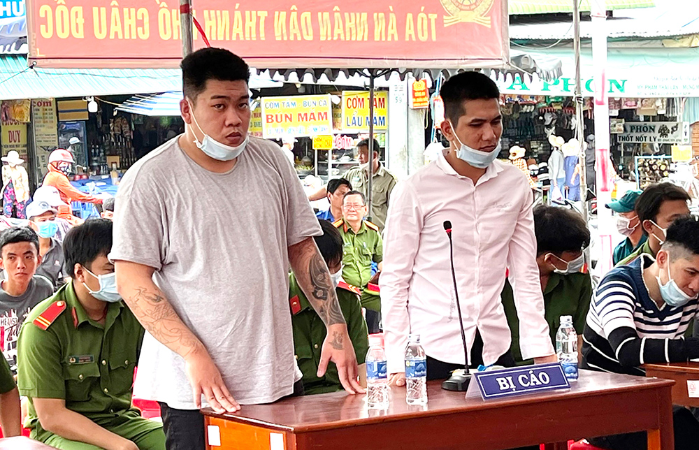 Lợi dụng bán nhang, cưỡng đoạt tiền khách hành hương