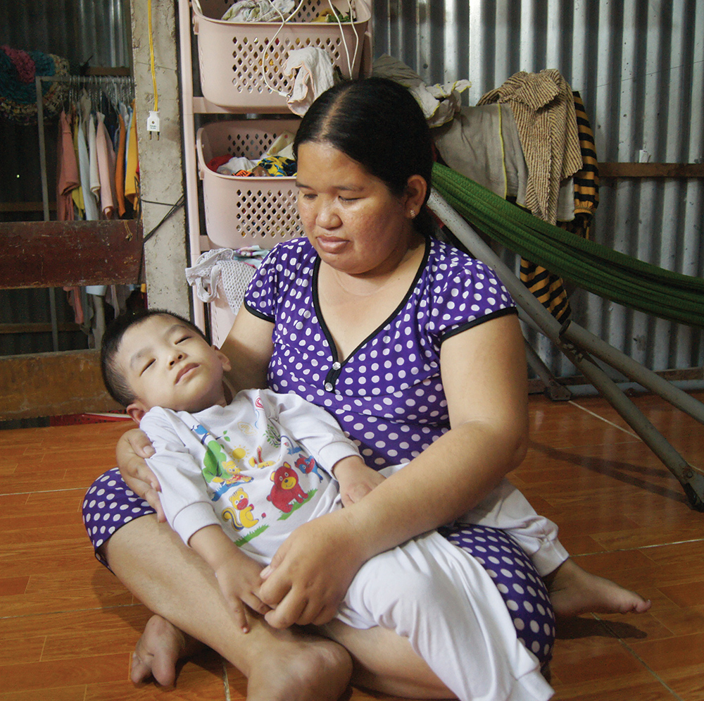 Bé trai bị bại não và cụ già bán vé số cần giúp đỡ