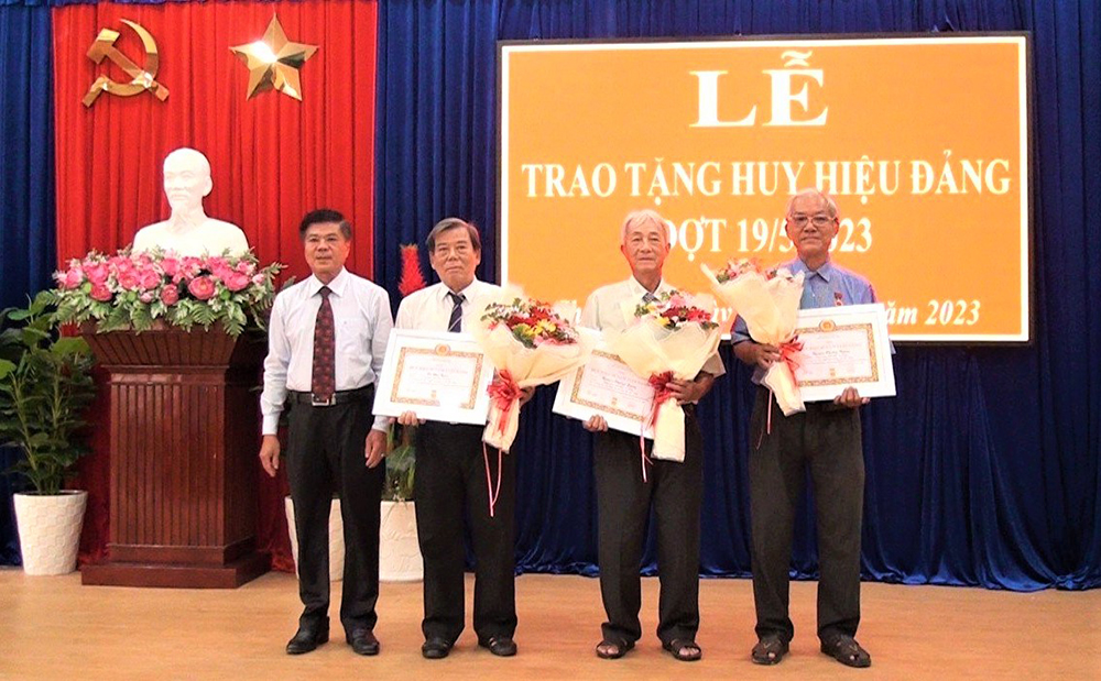 Thành ủy Châu Đốc trao Huy hiệu Đảng đợt 19/5