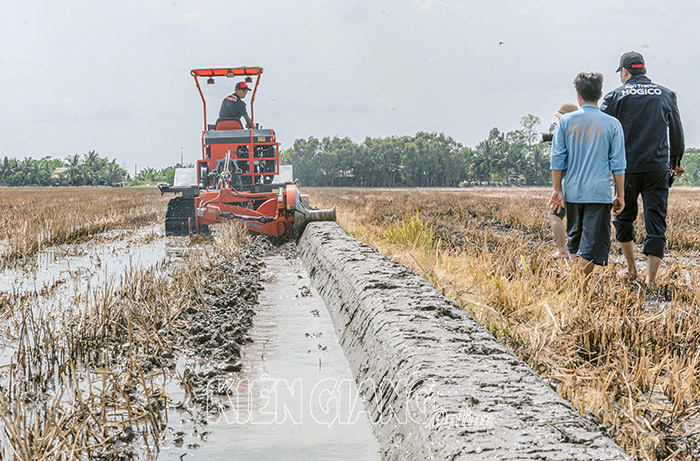 Máy kéo lúa “made in Út Chí” xuất ngoại
