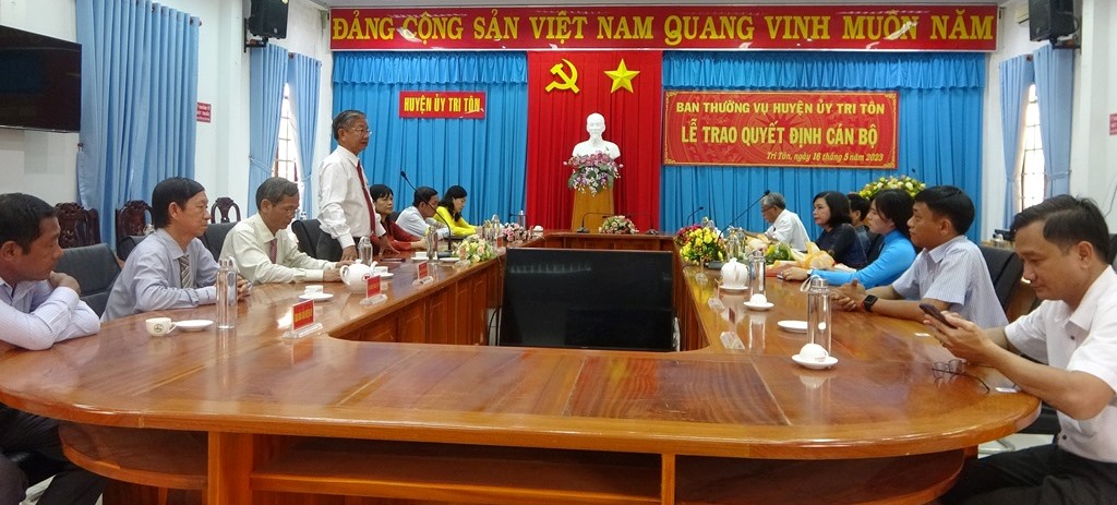 2 cán bộ nữ huyện Tri Tôn nhận nhiệm vụ mới
