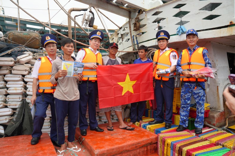Cảnh sát biển Việt Nam đồng hành cùng ngư dân