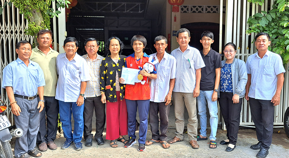 Thăm, tặng quà vận động viên đoạt Huy chương vàng tại SEA Games 32