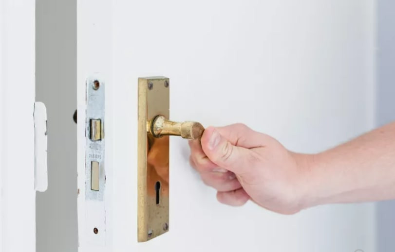 Vì sao không nên đóng kín cửa khi bật điều hòa?