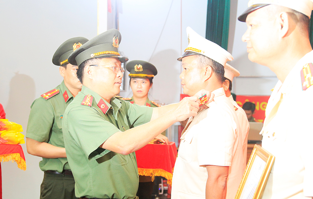 Công an An Giang công bố và trao quyết định của Bộ trưởng Bộ Công an thăng cấp bậc hàm sĩ quan nghiệp vụ